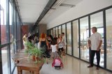 Els pares i nens fent coneixença de les noves dependències de la nova escola