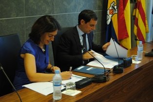 Anna Pérez i Manuel Reyes durant la signatura de l'acord entre PP i CIU
