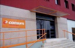 Entrada del centre logístic que Consum té al Prat de Llobregat.