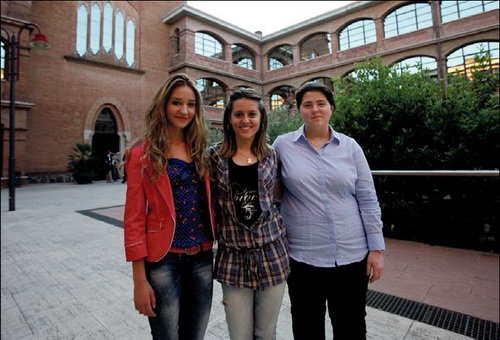 Cristina Martín (de rojo en la foto) es la ganadora del I Premio de Periodismo Solidario.