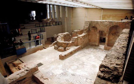 Els visitants poden gaudir gratuïtament del seu pas per les termes romanes.