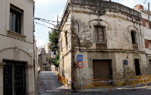 Preocupants despreniments a un edifici habitat del carrer Joan Bardina