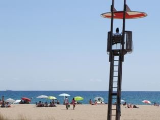 La platja de Castelldefels confirma la seva qualitat amb la concessió de la bandera Ecoplayas