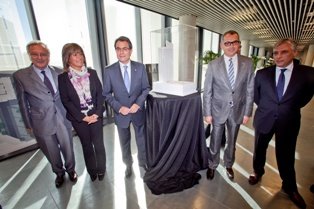 Imatge de les autoritats presents a la col·locació de la primera pedra de l'empresa Puig
