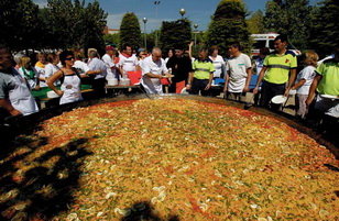 La gent gran de Sant Joan Despí celebra la Diada amb una paella gegant