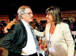 Los alcaldes de Barcelona y L’Hospitalet, Xavier Trias y Núria Marín durante una visita a la Festa Major.