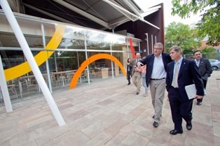 Alberto Fernández Díaz acompanyat d'en Joaquim Balsera durant la seva visita a Gavà