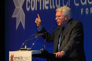 Felipe González inaugura la tercera edició del Cornellà Creació Fòrum