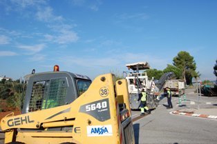 Treballs de millora de l'asfalt a la carretera C-243b al seu pas per Castellví