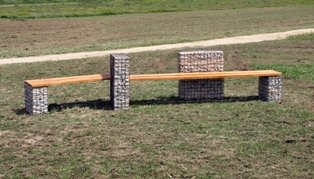 El Camí del Sorral acollirà cinc bancs dissenyats per dos joves del Prat
