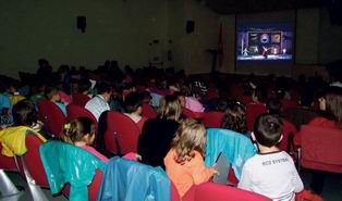 Nens i nenes d’escoles vicentines han seguit en directe un espectacle al Liceu sense moure’s de Sant Vicenç dels Horts