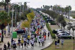 Quasi cinc mil atletes participen en la Marató del Mediterrani més concorreguda de la història
