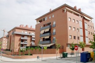 Cinc ferits lleus després de xocar un cotxe i un autobús a Santa Coloma de Cervelló