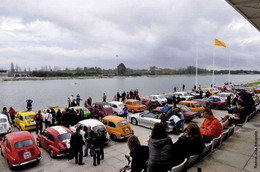 Unos 80 coches históricos ponen color a las calles de Castelldefels