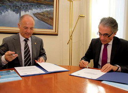 L’Alcalde de Sant Boi de Llobregat, Jaume Bosch, signant el conveni amb el Director de la Fundació del Parc Científic de Barcelona, Fernando Albericio.