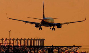 Castelldefels alerta de l’estudi de pistes independents al Prat