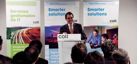 Artur Mas, durante la visita que realizó a las instalaciones de Colt en Cornellà.