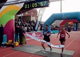 Arribada a la meta dels guanyadors de la Mitja Marató