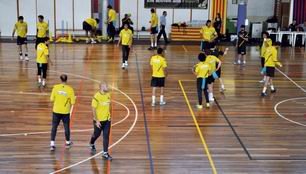 El FC Barcelona Intersport promou l’handbol a Sant Vicenç amb un entrenament amb les escoles