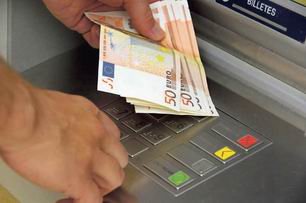 Manipulaban cajeros del Baix Llobregat de los que obtuvieron 4.000 euros