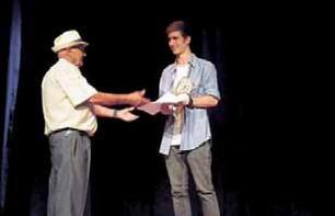 El martorellenc Adrián González guanya el Premi Adolfo Márquez del I Festival de màgia de Badia del Vallès