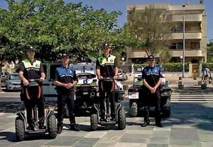 La Policía Local de Castelldefels añade el ‘segway’ a los vehículos con que patrulla en la playa