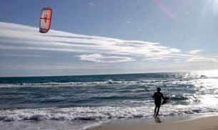 La platja de Castelldefels es converteix en una destinació privilegiada per al ‘kitesurf’