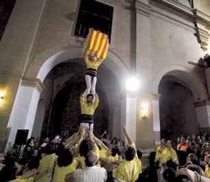 Más de 200 entidades participan en la ofrenda floral a la tumba de Casanova en Sant Boi