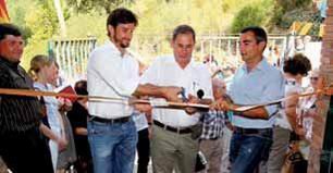 L’alcalde, Xavi Paz, i el primer tinent d’alcalde, Joan Ramon Casals, van inaugurar l’edifici juntament amb el president de l’associació de veïns, Pere Royo