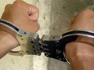 Un jove de 24 anys intenta matar una companya d’universitat a cops de martell
