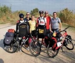 Jordi Campos i Laura I wayan inicien el viatge al món en bicicleta