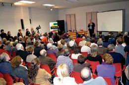 Ple d’assistència a Can Comamala per seguir la presentació de Sant Vicenç dels Horts per la independència