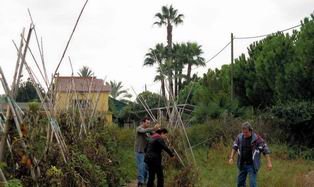 Personas con daño cerebral cultivan un huerto en Sant Vicenç dels Horts