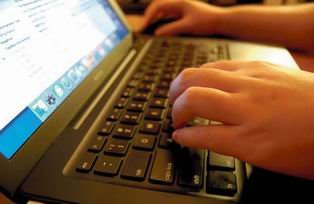 Niños de Viladecans enseñarán a las personas mayores a utilizar internet