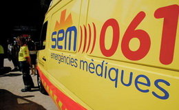 Un vianant de 69 anys ferit en ensorrar-se un balcó a Castelldefels