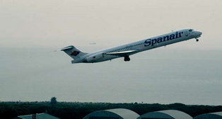 Vecinos y empresarios de Castelldefels piden reformar la tercera pista del aeropuerto