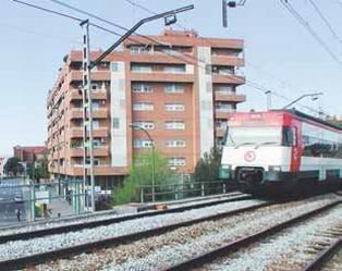 Cornellà instalará una barrera para proteger a los vecinos del ruido del tren
