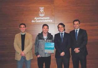 Leo Messi firma en el libro de honor del Ayuntamiento de Castelldefels