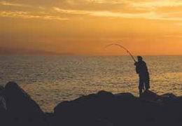 El Prat autoriza la pesca en la playa de los Militares