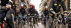 Els Bombers agafen la bicicleta per protestar davant d'Interior contra les retallades
