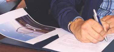 Lorenzo Quinn durante la firma del convenio.