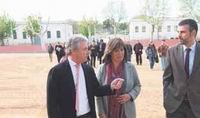  L’alcaldessa, Núria Marín, i el conseller de Territori i Sostenibilitat, Santi Vila en el recinte de la Remunta