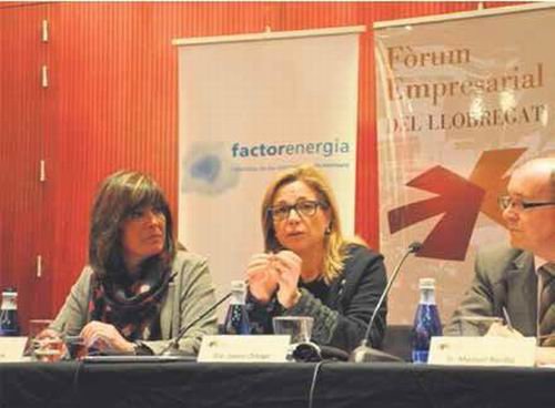 La vicepresidenta del Govern, Joana Ortega, entre Núria Marín y el presidente de AEBALL, Manuel Rosillo