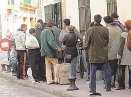 Cola para recibir las ayudas sociales.