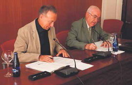 L’alcalde, Antoni Poveda i el president de la Fundació El Brot, Josep Maria Gasch, en el moment de la signatura del conveni