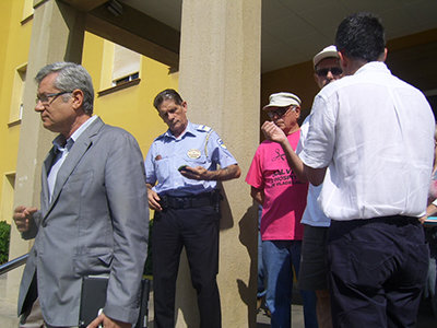 Dr. Casanovas marchant a corre-cuita.