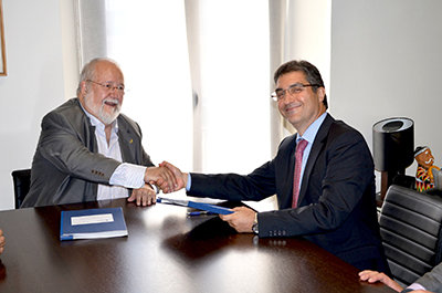 Salvador Esteve, alcalde de Martorell, y Josep Lluís Giménez, director general de abertis autopistas, durante la firma del acuerdo.