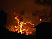 Els Bombers donen per controlat l'incendi de Vallirana, que ha calcinat 80,02 hectàrees