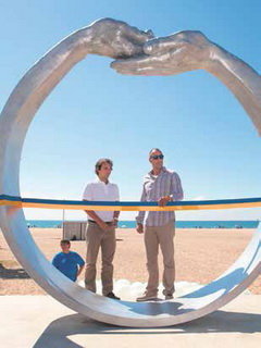 L’escultura “Dar y Tomar” de Lorenzo Quinn ja llueix a la platja de Castelldefels