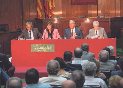 La alcaldesa de L’Hospitalet, Núria Marín, flanqueada a su derecha por el concejal de Cultura, Jaume Graells, y a su izquierda, por el rector de la Universidad de Lleida y catedrático de Historia Moderna, el hospitalense Roberto Fernández, y Joaquim Prats, coordinador del ciclo sobre el Convenio de Ospitalet y también catedrático de historia
